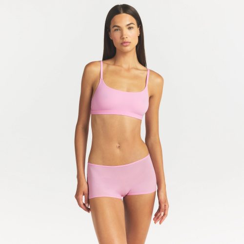 FITS EVERYBODY SCOOP BRALETTE | BUBBLE GUM ON A MODEL SIDE VIEW @ | FOCUS: 0.0, 1.0, 0.9