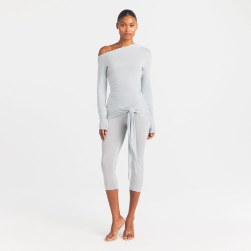 CUPRO JERSEY WRAP CAPRI | PEARL ON A MODEL FRONT VIEW @ | FOCUS: 0.0, 1.0, 0.9
