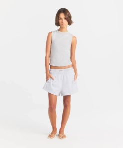 COTTON FLEECE OVERSIZED DOUBLE WAISTBAND SHORT | LIGHT HEATHER GREY ON A MODEL FRONT VIEW @ | FOCUS: 0.0, 1.0, 0.9