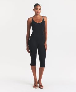 SMOOTH LAYERS CAPRI CATSUIT | OBSIDIAN ON A MODEL FRONT VIEW @ | FOCUS: 0.0, 1.0, 0.9