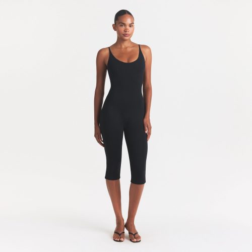 SMOOTH LAYERS CAPRI CATSUIT | OBSIDIAN ON A MODEL FRONT VIEW @ | FOCUS: 0.0, 1.0, 0.9