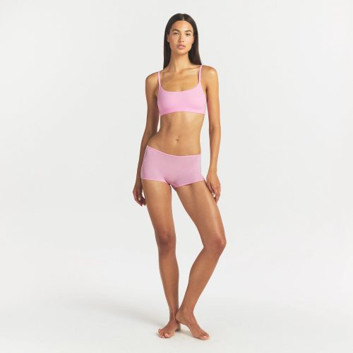 FITS EVERYBODY BOY SHORT | BUBBLE GUM ON A MODEL FRONT VIEW @ | FOCUS: 0.0, 1.0, 0.9