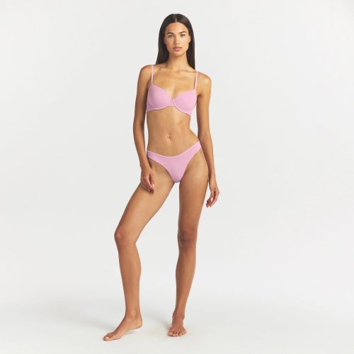 FITS EVERYBODY DIPPED FRONT THONG | BUBBLE GUM ON A MODEL FRONT VIEW @ | FOCUS: 0.0, 1.0, 0.9