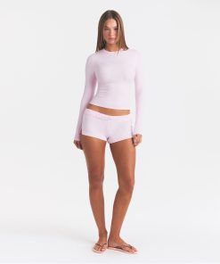 COTTON JERSEY LOOSE SHORT | CHERRY BLOSSOM ON A MODEL FRONT VIEW @ | FOCUS: 0.0, 1.0, 0.9