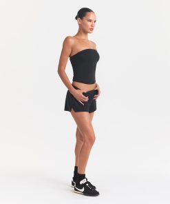 COTTON JERSEY LOOSE SHORT | SOOT ON A MODEL FRONT VIEW @ | FOCUS: 0.0, 1.0, 0.9