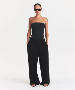 SMOOTH LAYERS STRAPLESS BODYSUIT | OBSIDIAN ON A MODEL FRONT VIEW @ | FOCUS: 0.0, 1.0, 0.9