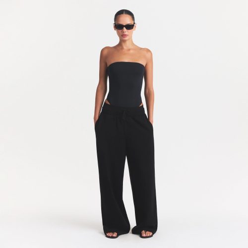 SMOOTH LAYERS STRAPLESS BODYSUIT | OBSIDIAN ON A MODEL FRONT VIEW @ | FOCUS: 0.0, 1.0, 0.9