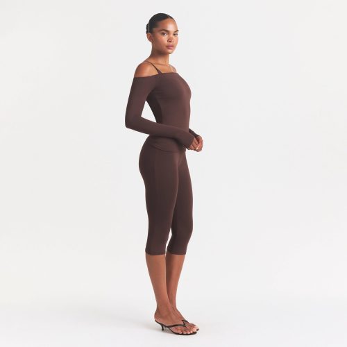 SMOOTH LAYERS OFF THE SHOULDER TOP | COCOA ON A MODEL FRONT VIEW @ | FOCUS: 0.0, 1.0, 0.9